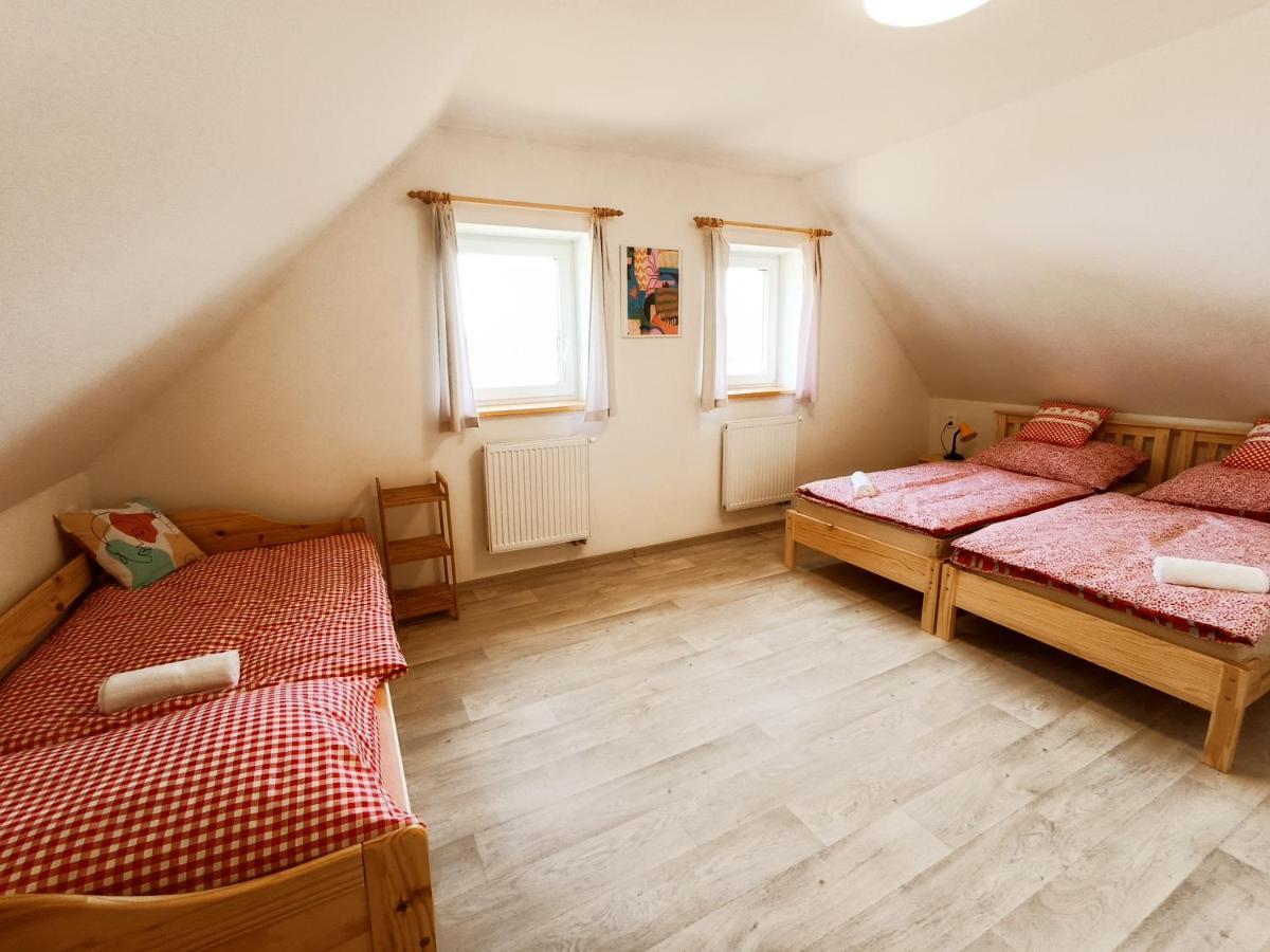 Klidna Lokalita Na Kraji Lesa, Cely Dum S Uschovnu Kol Holiday home *